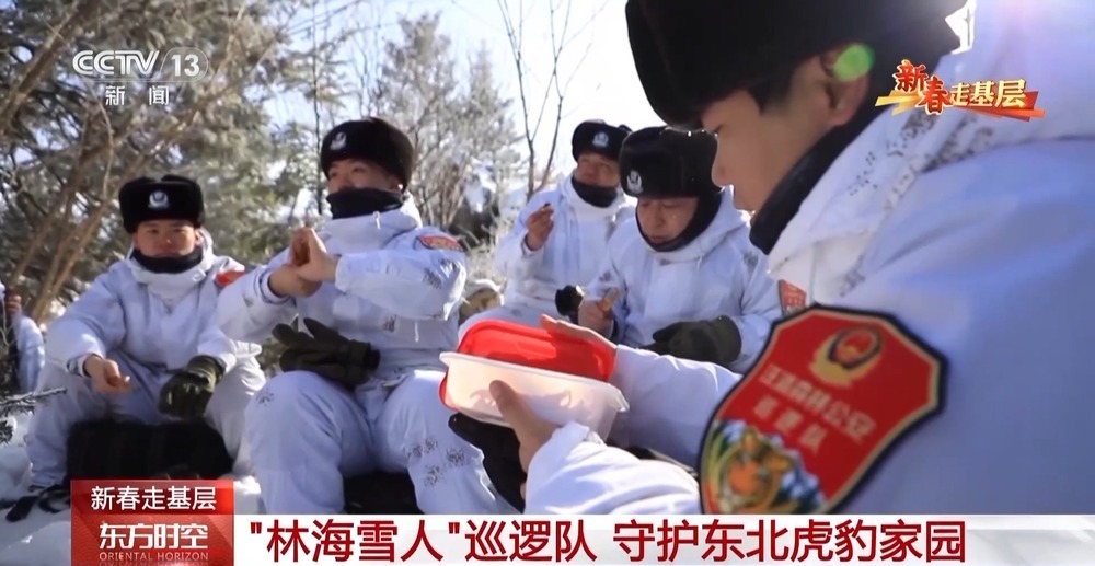 年轻民警化身“林海雪人” 在把面包变“雪糕”的极寒中守护生态安全