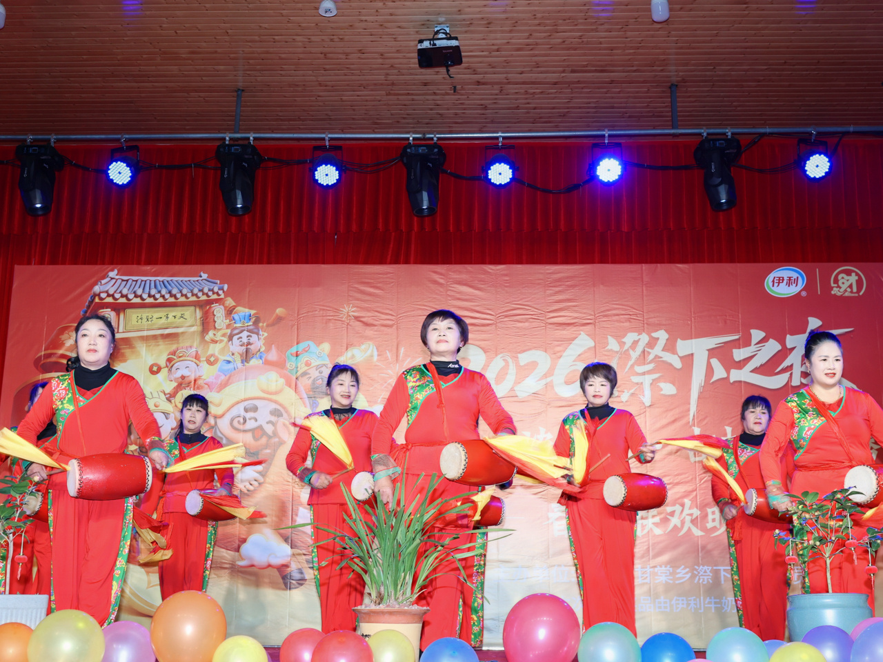 宁德屏南漈下村：“村晚”好戏连台闹新春