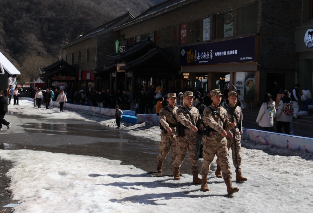 致敬坚守战位的人民子弟兵！