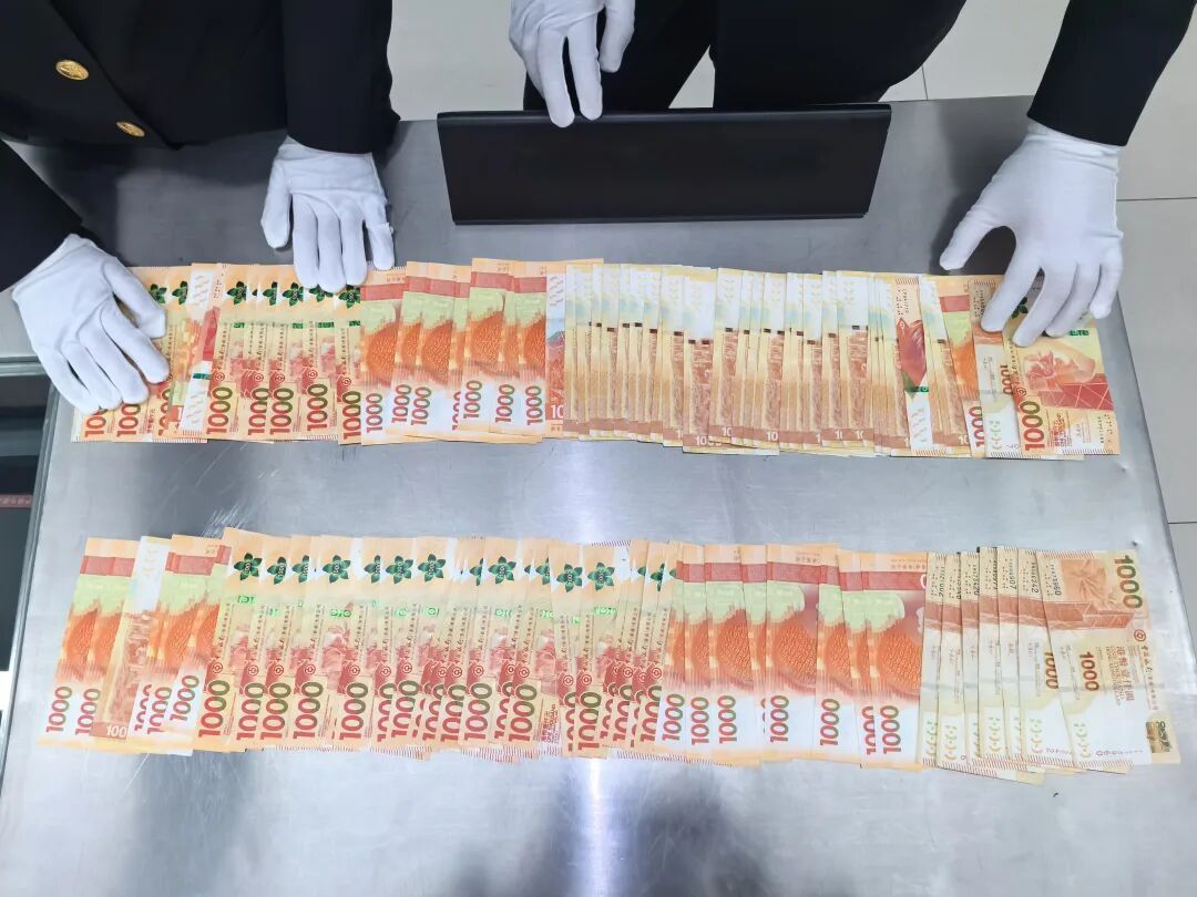 鞋底藏钱、外套塞钱！男子出境携带13.5万港币未申报被查获