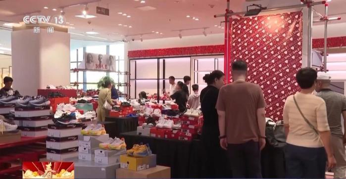 从一线城市到宝藏小城 外国游客“马”不停蹄过中国年