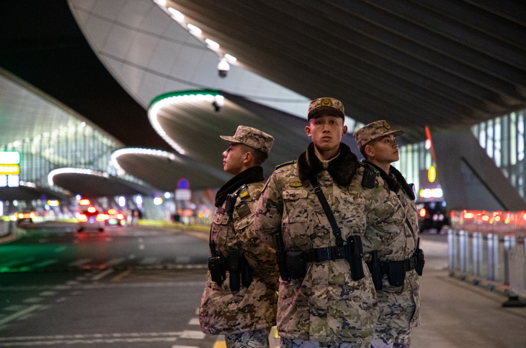 致敬坚守战位的人民子弟兵！