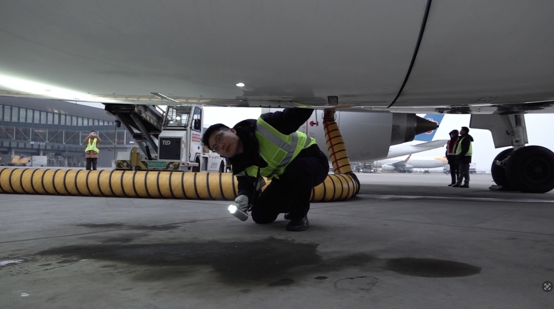 飞机“拜拜员”的每一次挥手，都是对安全的郑重承诺