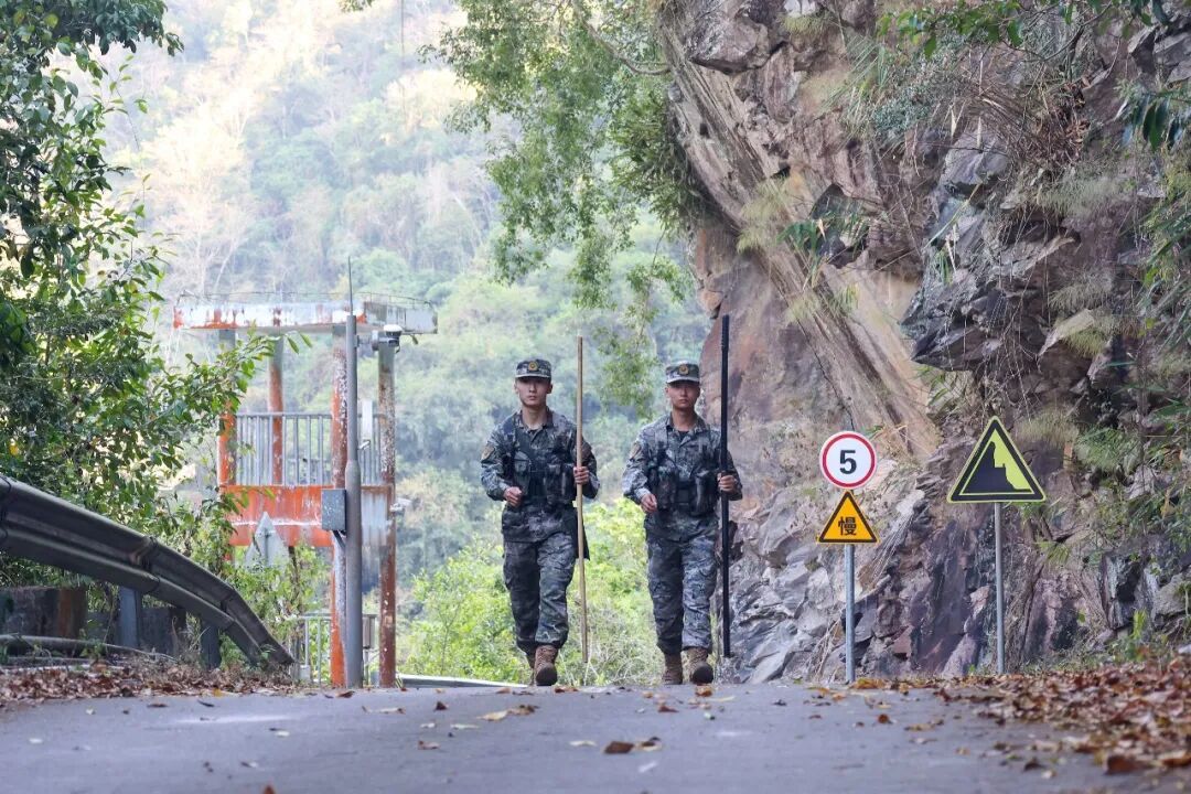 致敬坚守战位的人民子弟兵！