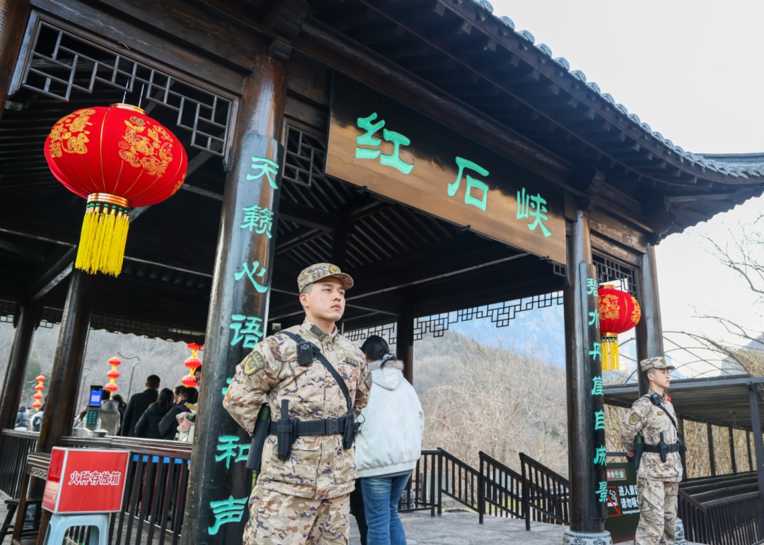 致敬坚守战位的人民子弟兵！