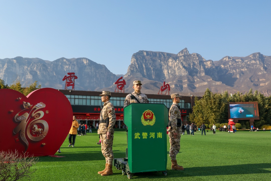 致敬坚守战位的人民子弟兵！