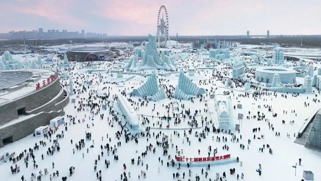 哈尔滨冰雪大世界突发公告闭园：气温骤然升高，突破历史极值，景观融化严重