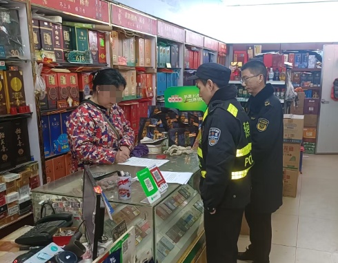 武汉查处一起违规兜售烟花爆竹案，已移交警方