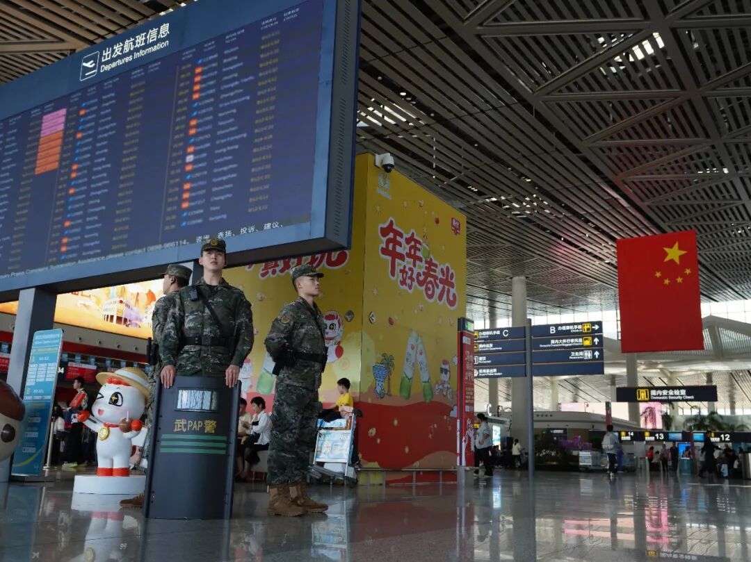 致敬坚守战位的人民子弟兵！