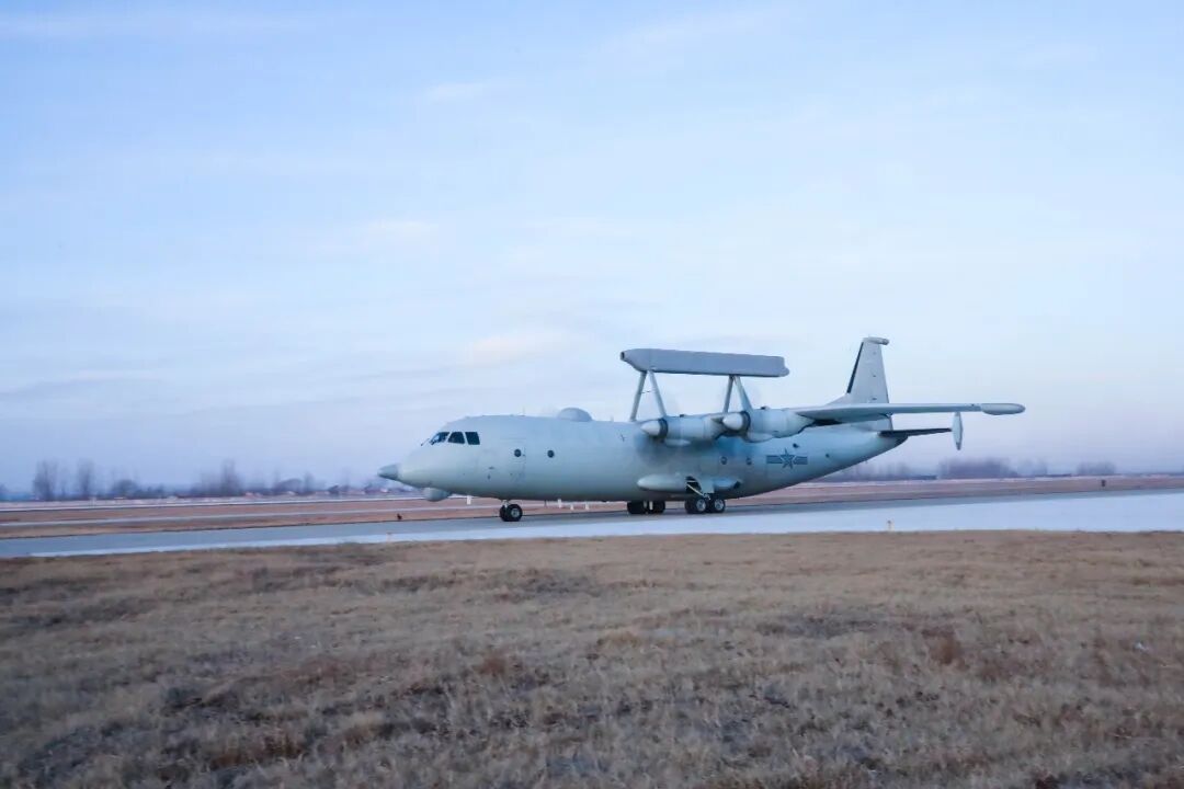 致敬坚守战位的人民子弟兵！