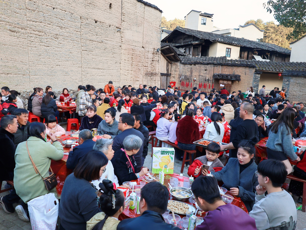宁德屏南漈下村：“村晚”好戏连台闹新春