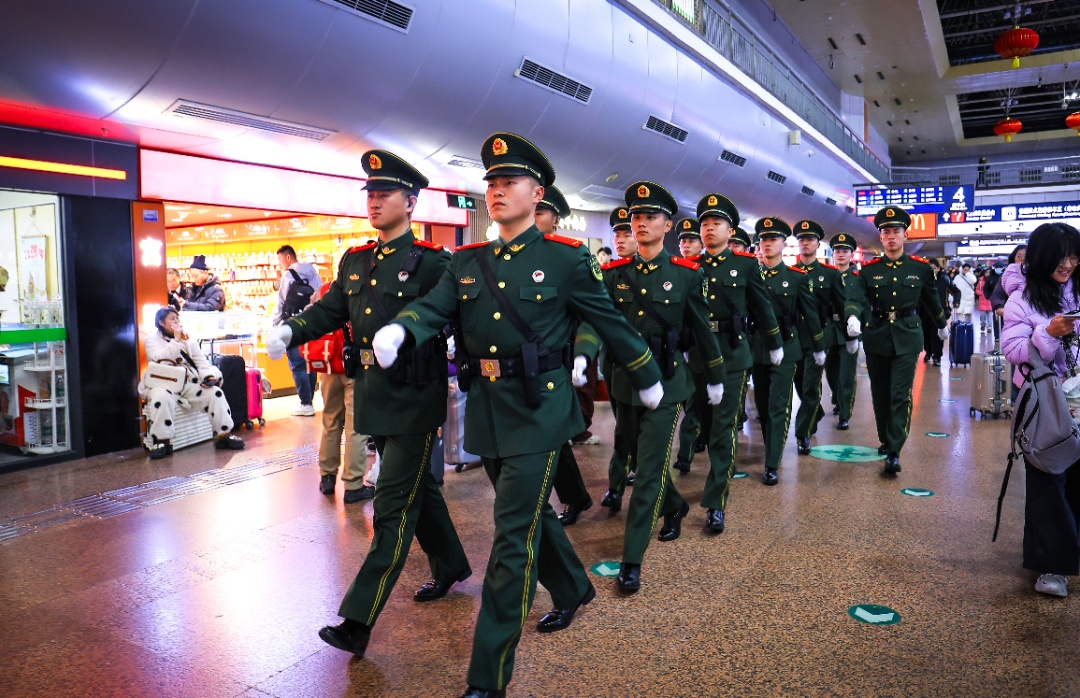 致敬坚守战位的人民子弟兵！