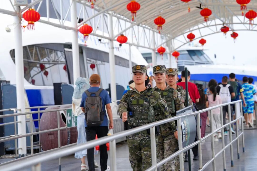 致敬坚守战位的人民子弟兵！