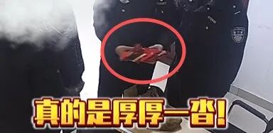 夫妇路边散步捡到帆布包，里面装有20多个红包共7万多元！