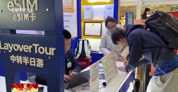 从一线城市到宝藏小城 外国游客“马”不停蹄过中国年