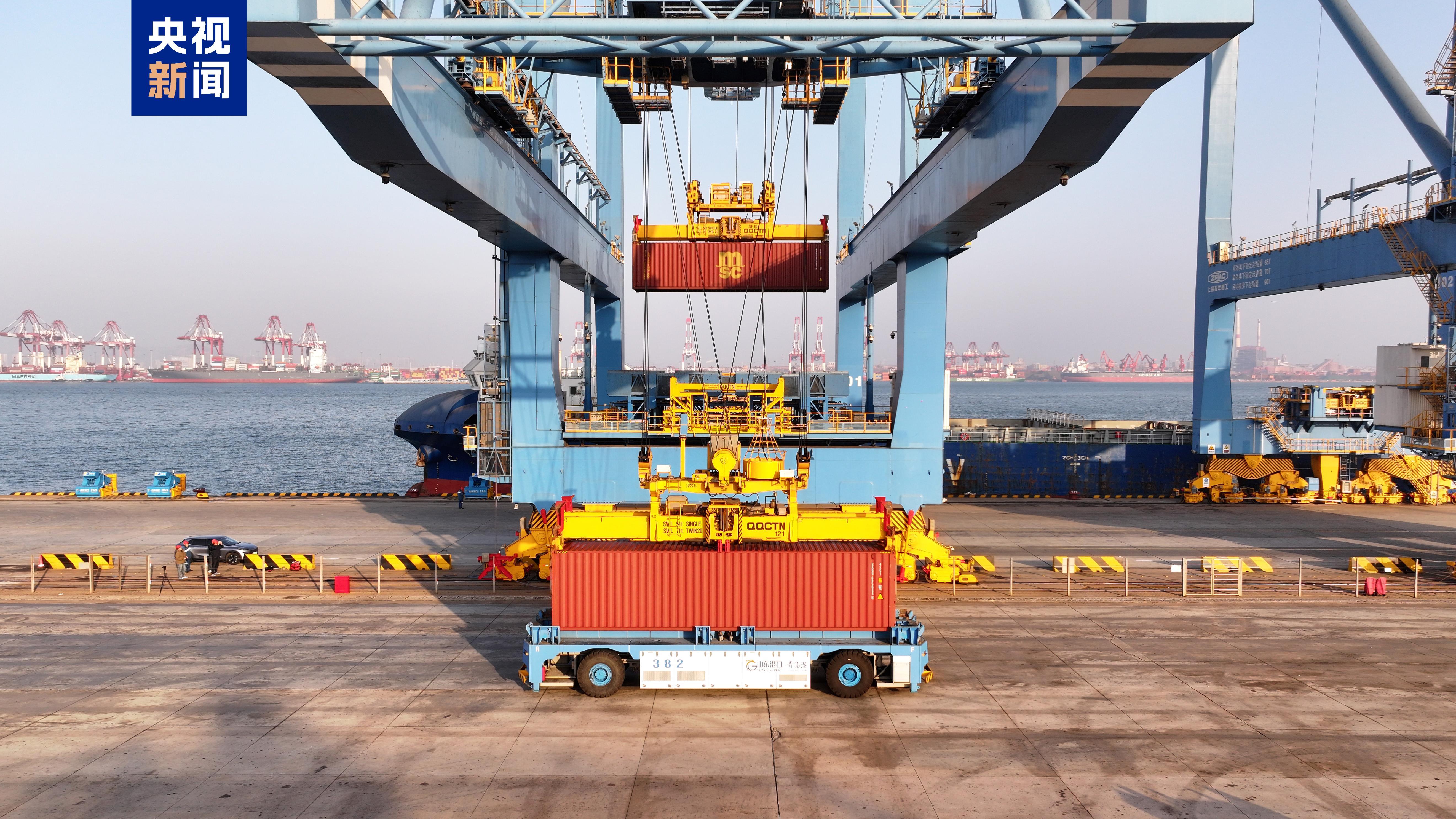 不到30秒稳稳固定 国内首次实现集装箱船全流程无人化作业