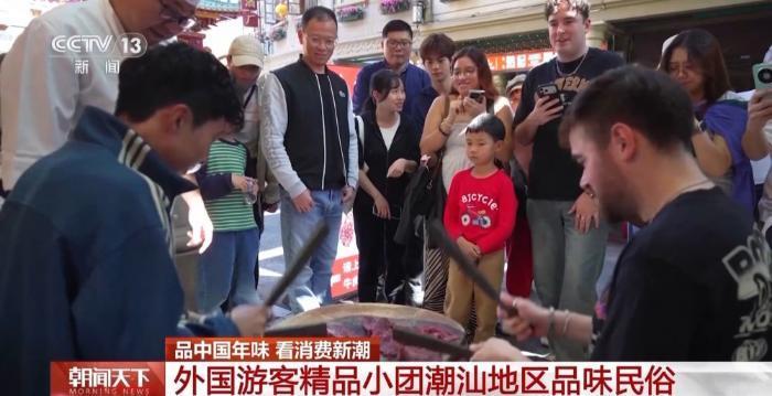 从一线城市到宝藏小城 外国游客“马”不停蹄过中国年