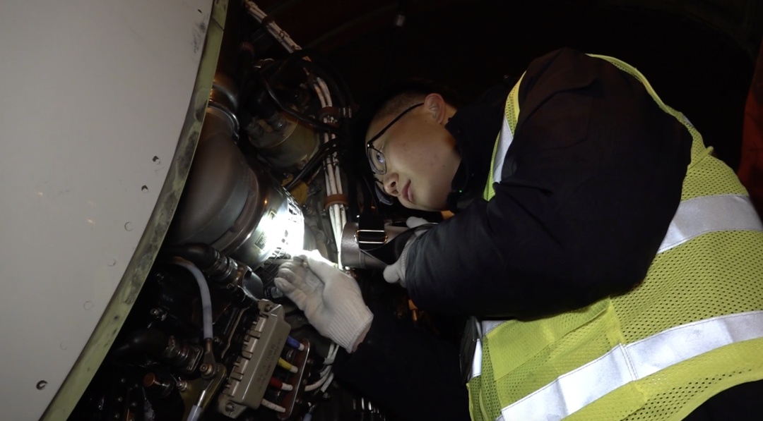 飞机“拜拜员”的每一次挥手，都是对安全的郑重承诺