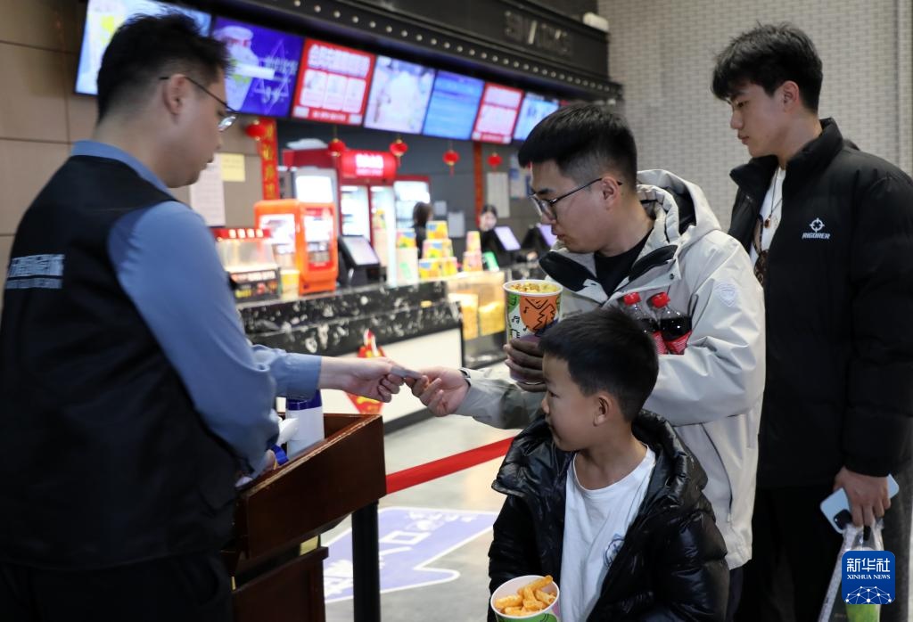 欢腾中国年丨春节观影热 欢腾中国年丨春节观影热