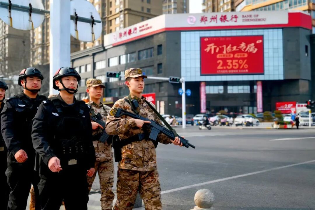 致敬坚守战位的人民子弟兵！