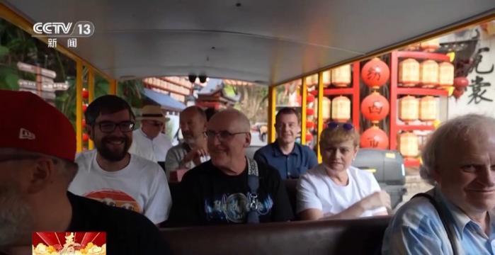 从一线城市到宝藏小城 外国游客“马”不停蹄过中国年