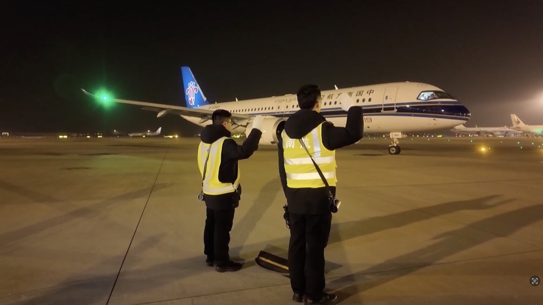 飞机“拜拜员”的每一次挥手，都是对安全的郑重承诺