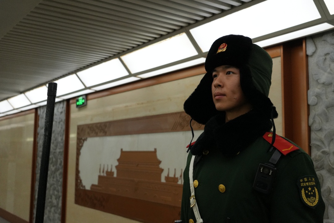 致敬坚守战位的人民子弟兵！