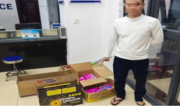 违规售卖烟花爆竹！男子被行拘五日