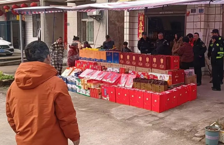 武汉查处一起违规兜售烟花爆竹案，已移交警方