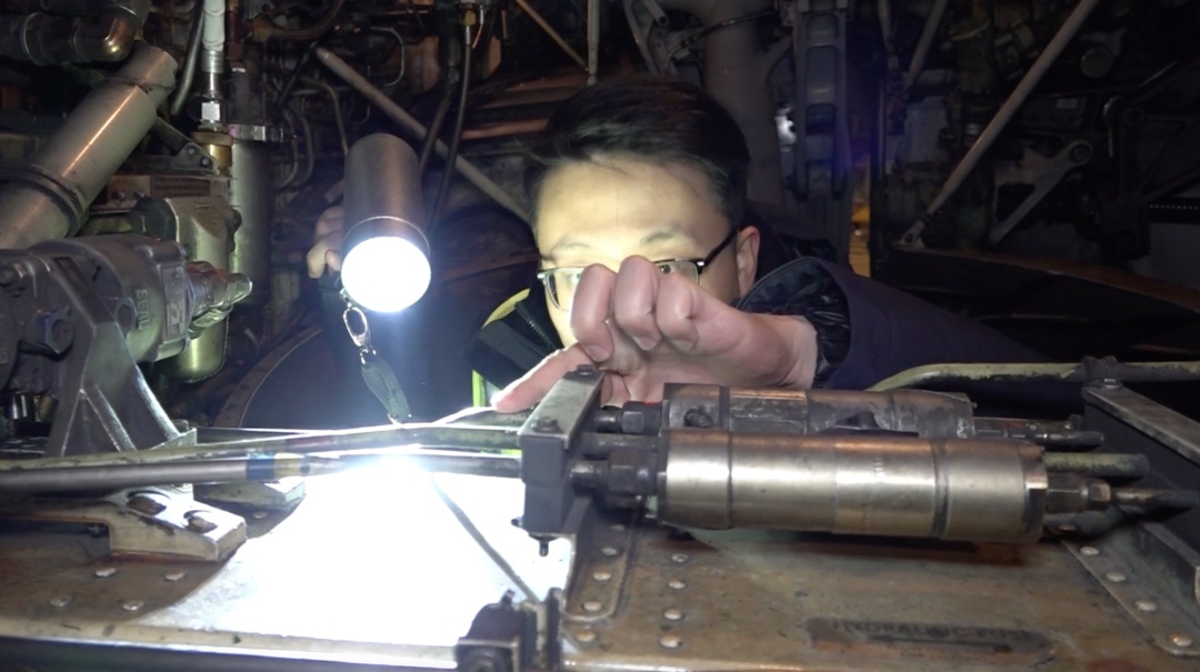 飞机“拜拜员”的每一次挥手，都是对安全的郑重承诺