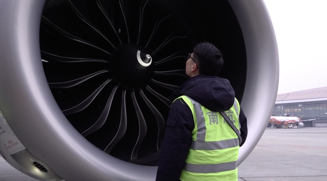 飞机“拜拜员”的每一次挥手，都是对安全的郑重承诺