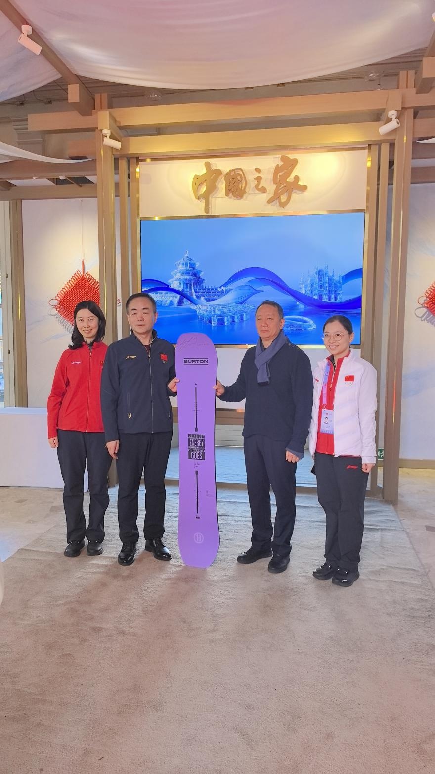 苏翊鸣光临“中国之家” 签名夺冠滑板入藏中国体育博物馆 苏翊鸣光临“中国之家” 签名夺冠滑板入藏中国体育博物馆