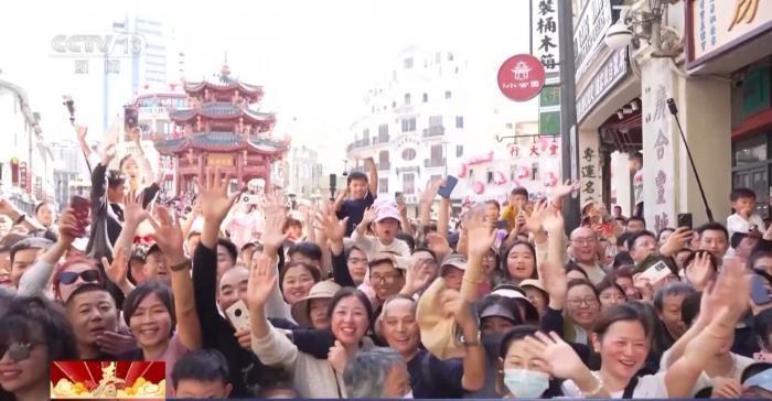 从一线城市到宝藏小城 外国游客“马”不停蹄过中国年