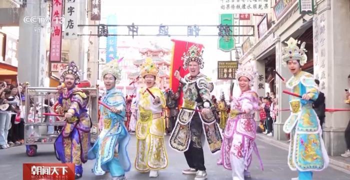 从一线城市到宝藏小城 外国游客“马”不停蹄过中国年