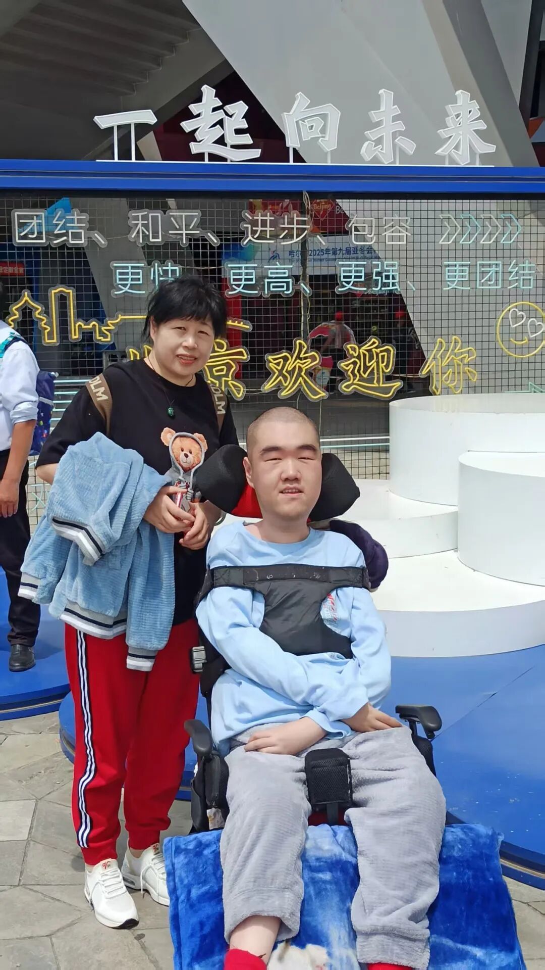 仅一根手指可以活动的他，已写下600多首歌词！