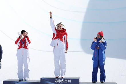 谷爱凌戴金色发带登上领奖台 谷爱凌戴金色发带登上领奖台