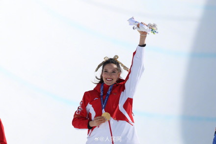 谷爱凌戴金色发带登上领奖台 谷爱凌戴金色发带登上领奖台