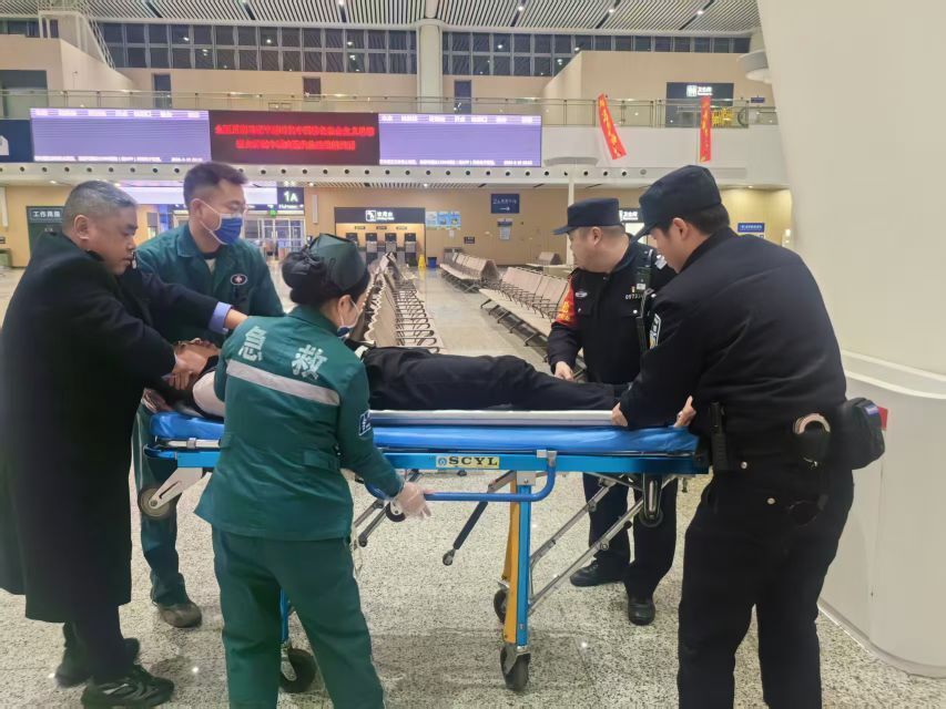 大年初三常德一男子拜年喝1斤白酒，在火车站“断片”，众人暖心守护紧急送医