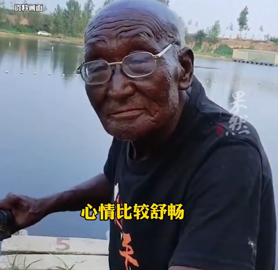因一身黝黑皮肤走红，“八级钓帝”河北唐山七旬大爷安国勇因病去世，享年75岁