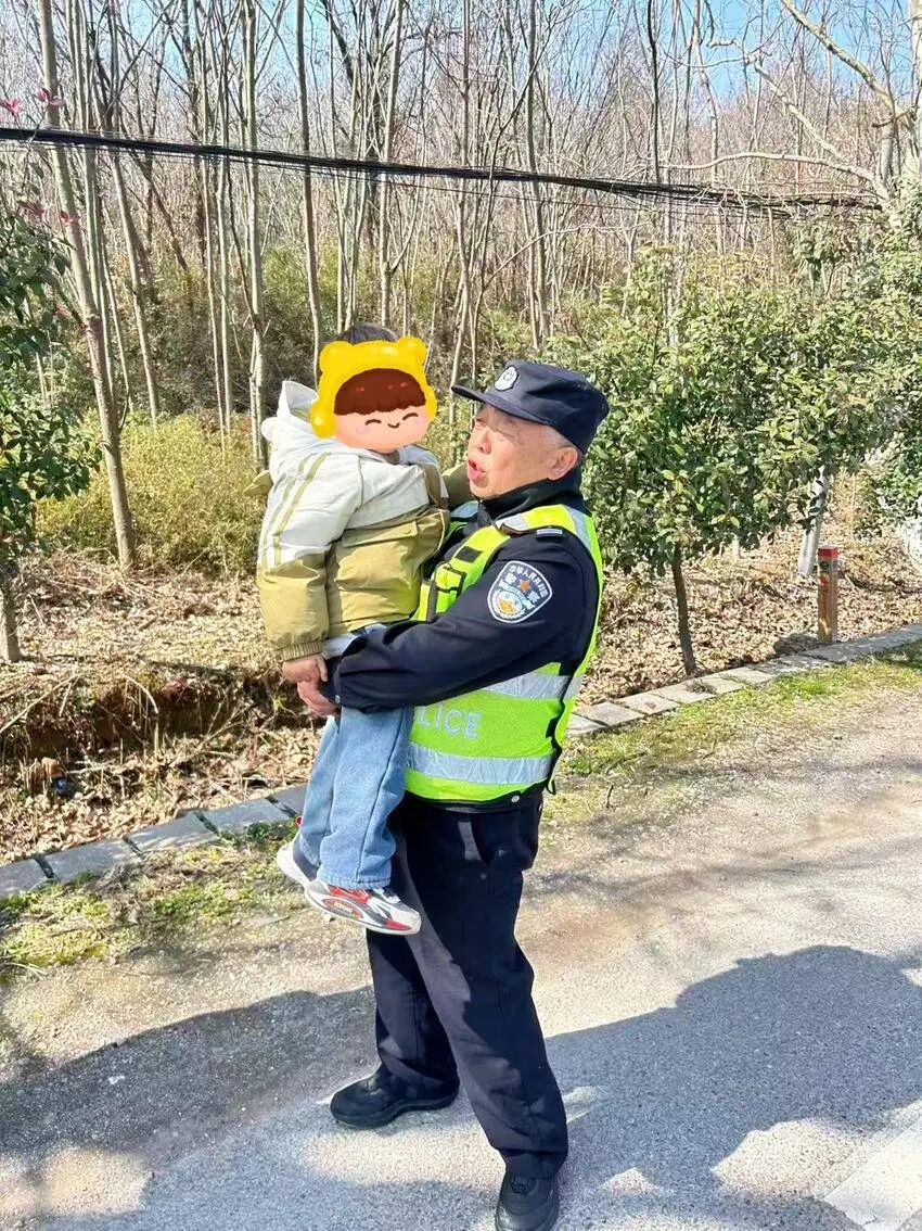 四岁萌娃独自“遛”上公路 民警巡逻发现助其回家