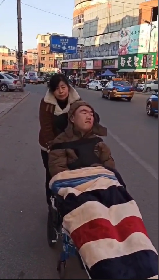 无法走路的他，写下一首策马奔腾的歌