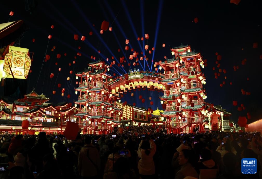 河北唐山：流光溢彩年味儿浓