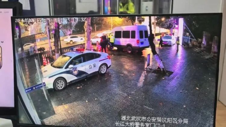 突发!武汉龟山公园门口,他踩死刹车! 突发!武汉龟山公园门口,他踩死刹车!