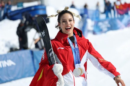 谷爱凌戴金色发带登上领奖台 谷爱凌戴金色发带登上领奖台