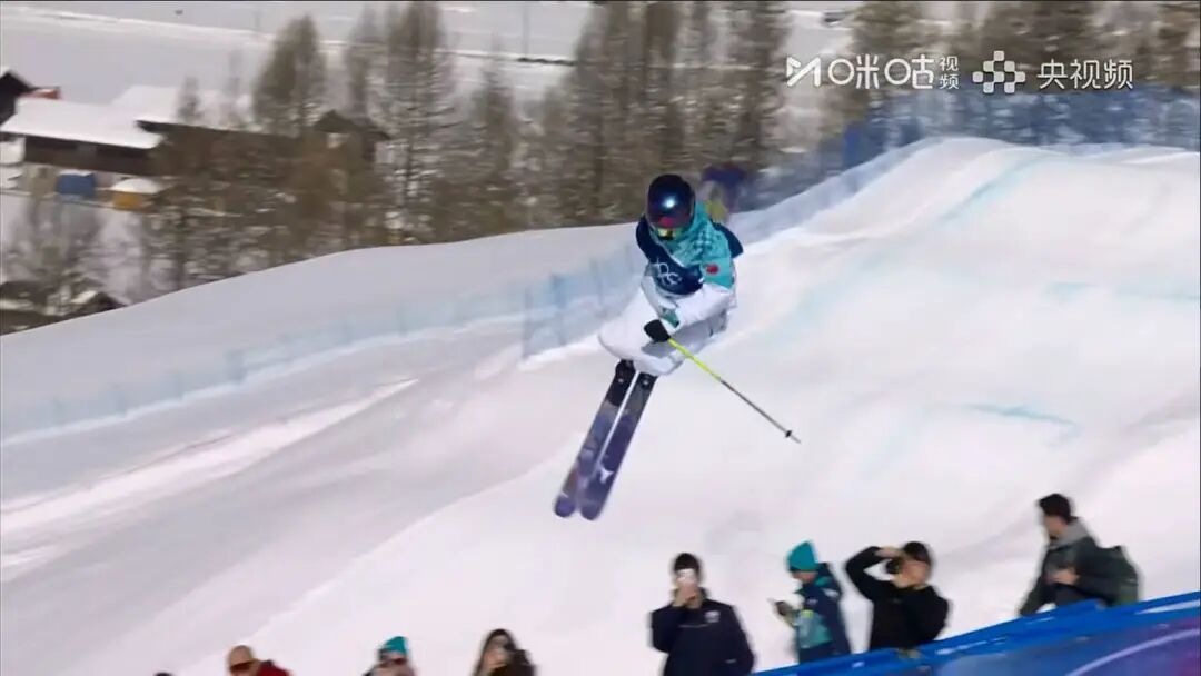 谷爱凌夺得自由式滑雪女子U型场地技巧冠军,李方慧获得银牌 谷爱凌夺得自由式滑雪女子U型场地技巧冠军,李方慧获得银牌