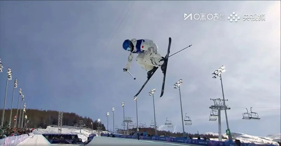 谷爱凌夺得自由式滑雪女子U型场地技巧冠军,李方慧获得银牌 谷爱凌夺得自由式滑雪女子U型场地技巧冠军,李方慧获得银牌