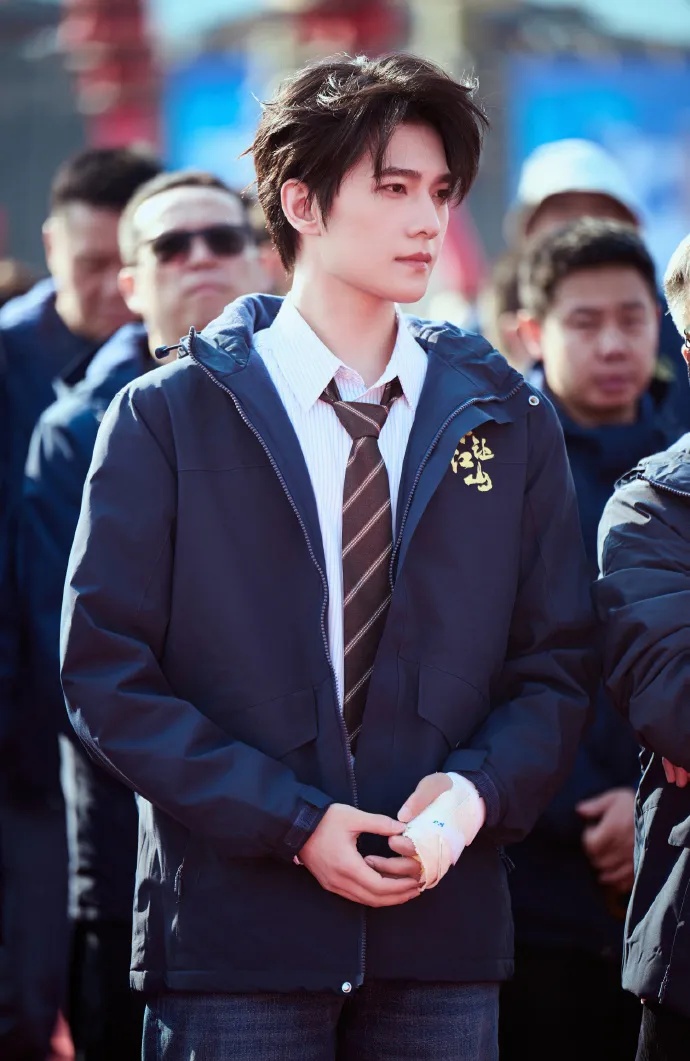 冲上热搜！演员杨洋手部骨折，本人回应：骨折是一个意外，已在恢复中