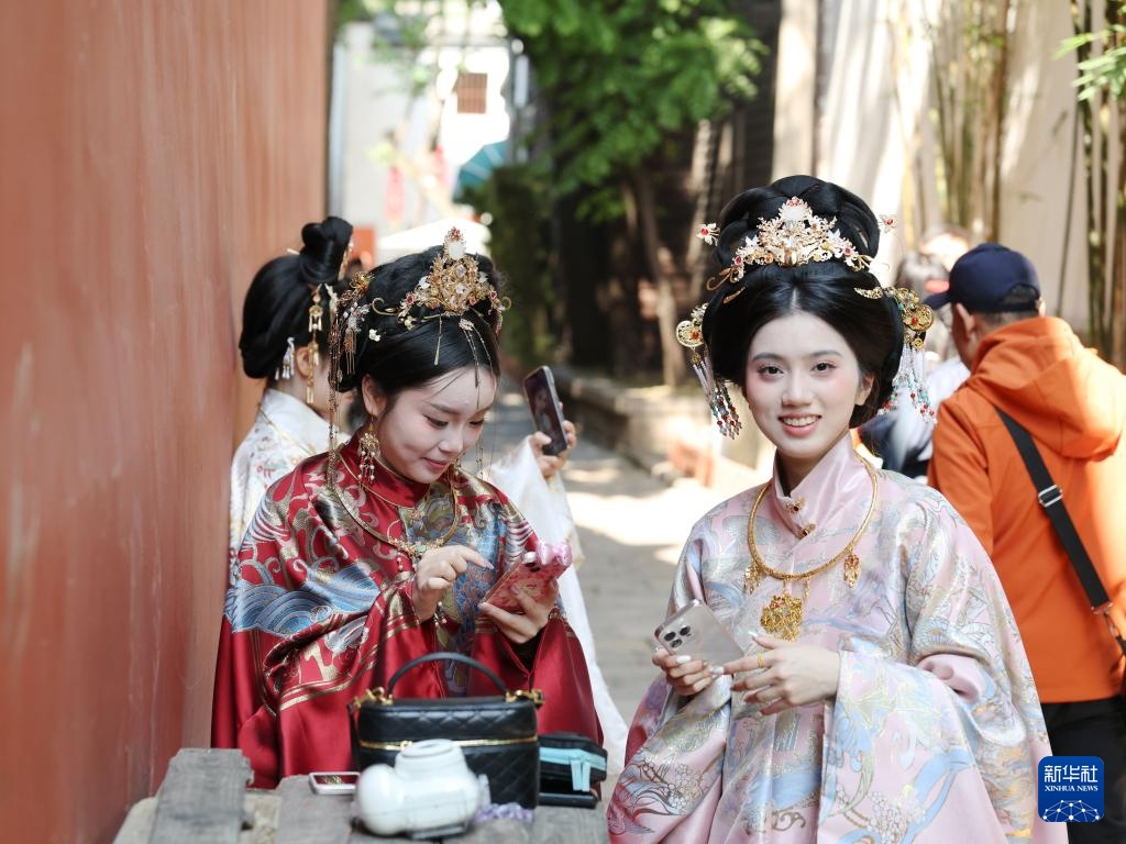 福州：“穿”出来的国潮年味