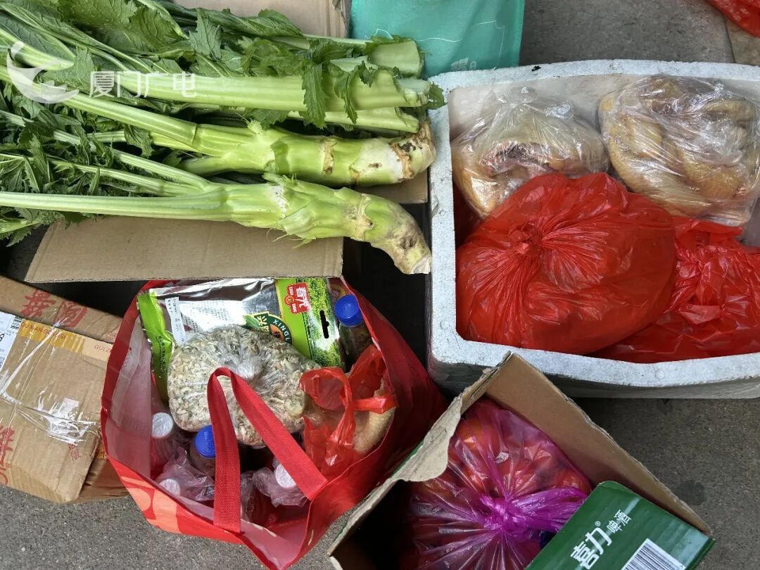 “妈，真的装不下了！”后备箱被爸妈塞了 “半个菜市场”，全国同款返程太真实了……