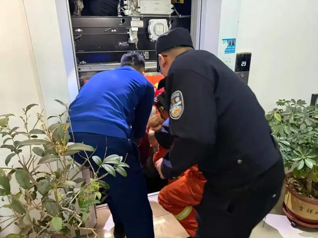 14人被困电梯18层，潍坊临朐公安大年初一火速营救！